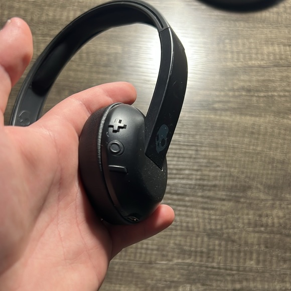 Skullcandy headphones wireless with adjustable volume settings Black barely used - Picture 4 of 5